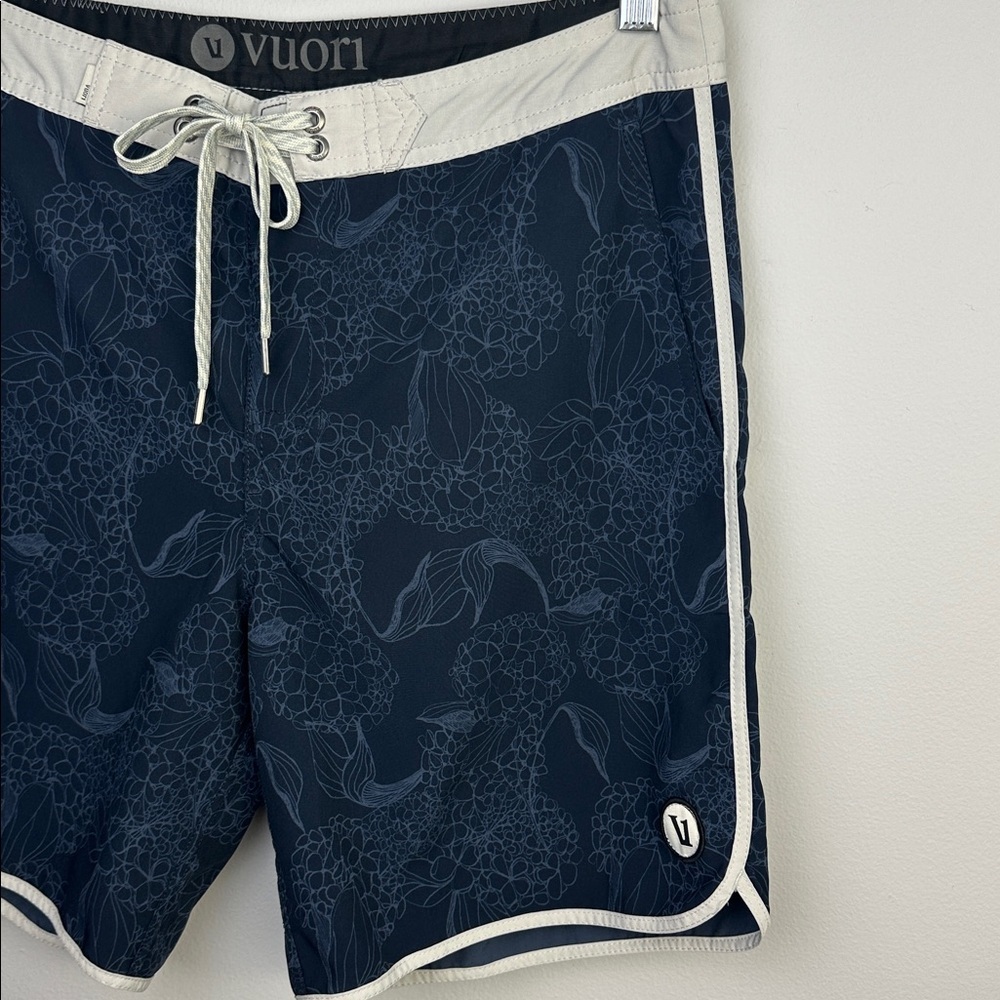 Vuori Cruise Boardshorts Ink Hydrangea Size 30 Summer Beach Vacation Men’s Short - Picture 4 of 16